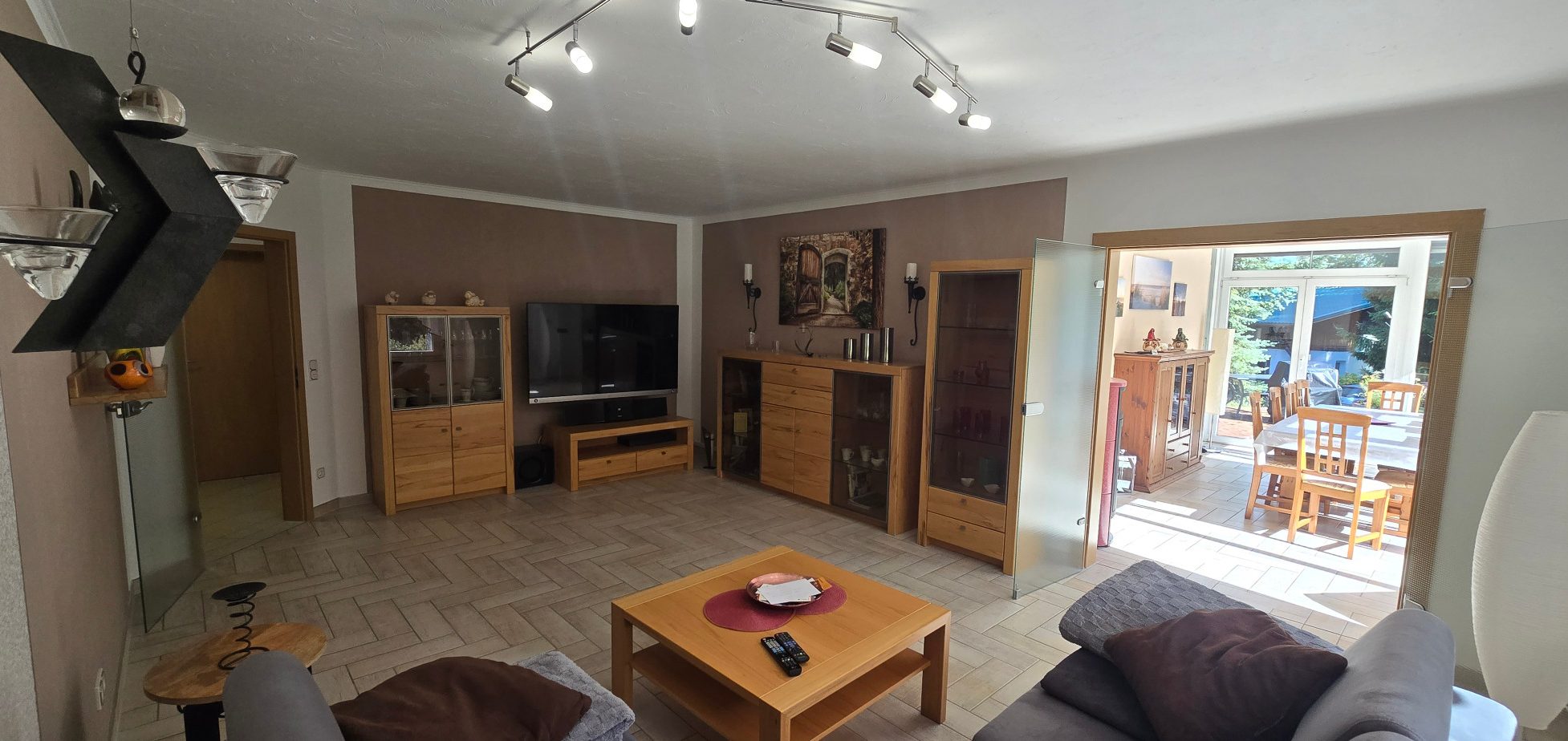 Wohnzimmer mit Wintergarten Wohnzimmer mit Blick in den Wintergarten