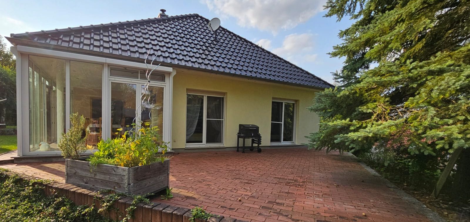 Haus mit Terasse Hausansicht Seite