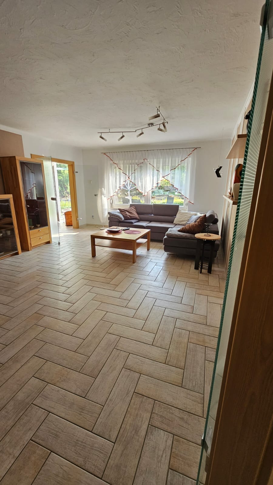 Wohnzimmerblick von Eingangstür Wohnzimmer mit Blick von der Eingangstür